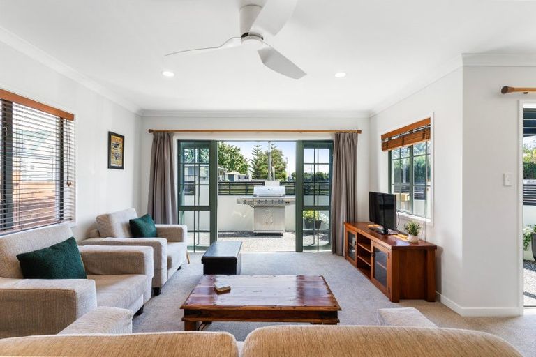 Photo of property in 201 Ocean Road, Whangamata, 3620