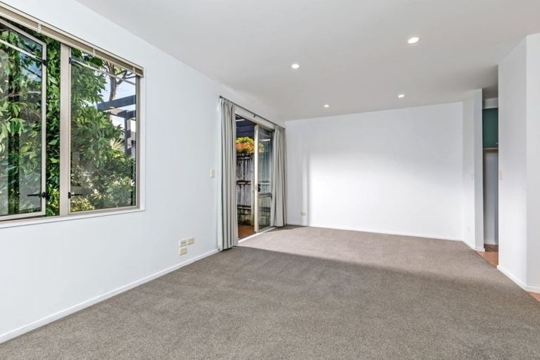 Photo of property in 2/34 Fields Parade, Oteha, Auckland, 0632
