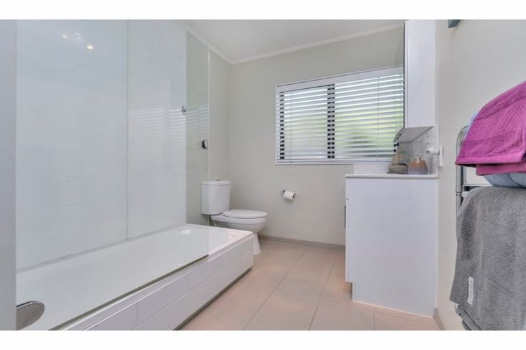 Photo of property in 1/38 Sailfish Drive, West Harbour, Auckland, 0618