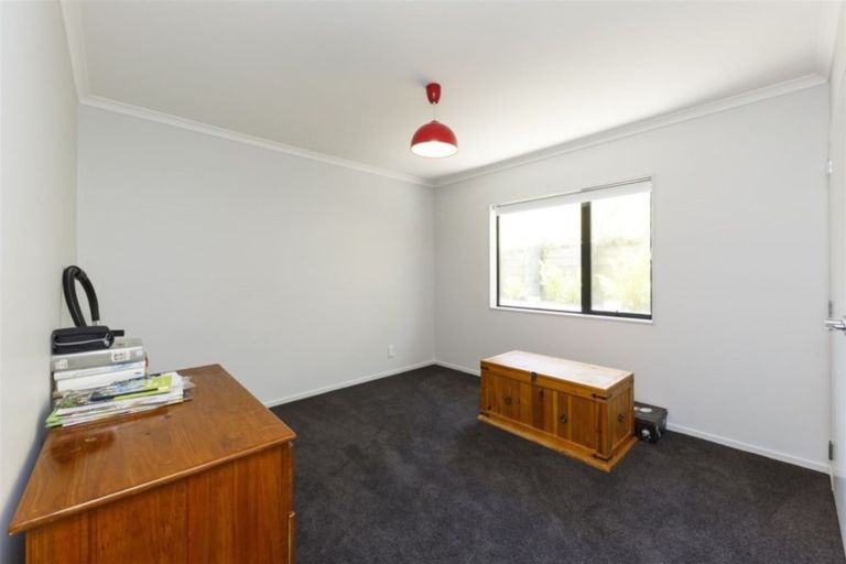Photo of property in 20 La Lena Grove, Fitzherbert, Palmerston North, 4410