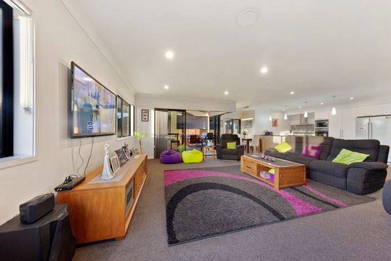 Photo of property in 32 Parkhaven Drive, Rosehill, Papakura, 2113