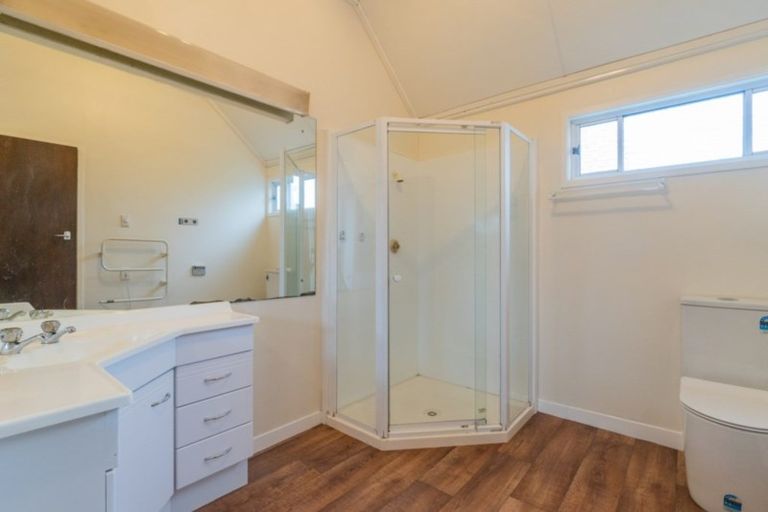 Photo of property in 2/19 Ridgemount Rise, Mangere Bridge, Auckland, 2022