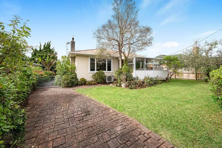 Photo of property in 14 Ward Crescent, Te Atatu Peninsula, Auckland, 0610
