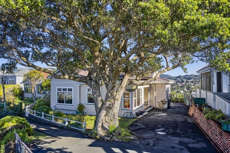 Photo of property in 30 Harbour View Road, Northland, Wellington, 6012