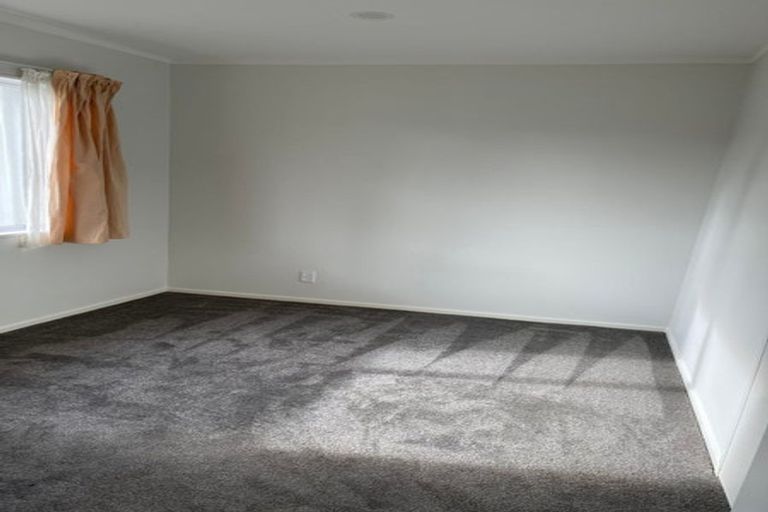 Photo of property in 38 Frank Nobilo Drive, Golflands, Auckland, 2013