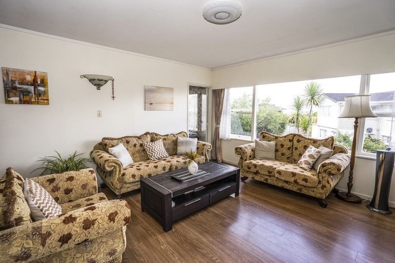 Photo of property in 22 Chelsea View Drive, Chatswood, Auckland, 0626