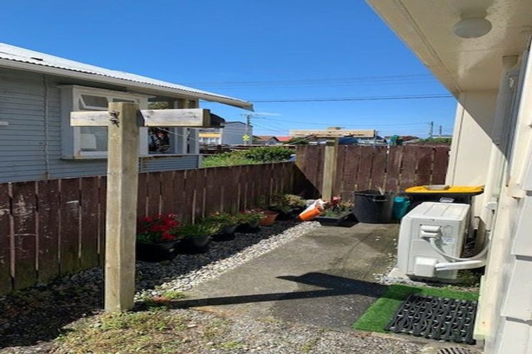 Photo of property in 3/49 Apu Crescent, Lyall Bay, Wellington, 6022