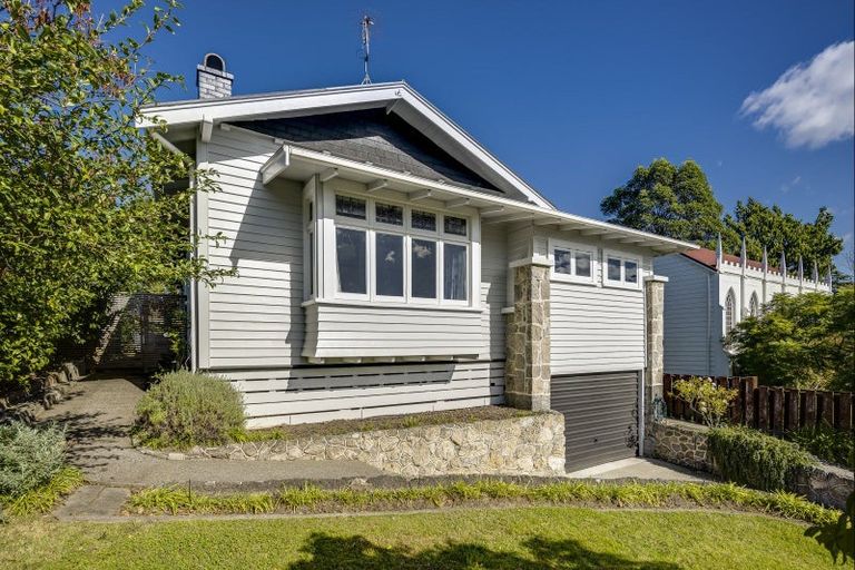 Photo of property in 82 Napier Terrace, Hospital Hill, Napier, 4110