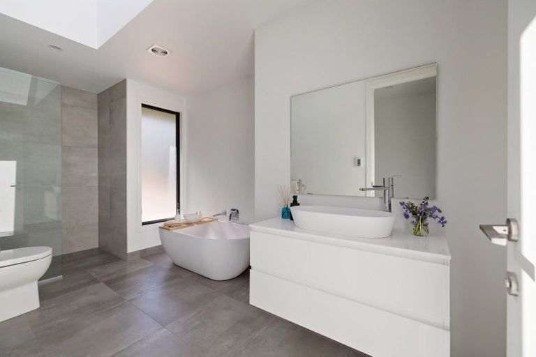 Photo of property in 37 Hackett Road, Jacks Point, Queenstown, 9371