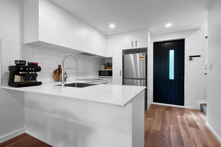 Photo of property in 31 Tokai Place, Glen Eden, 0602