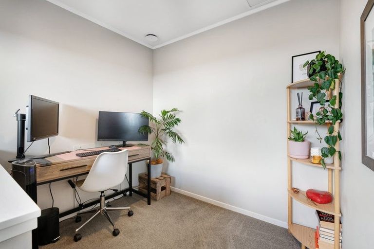 Photo of property in 24 Goldfinch Rise, Unsworth Heights, Auckland, 0632