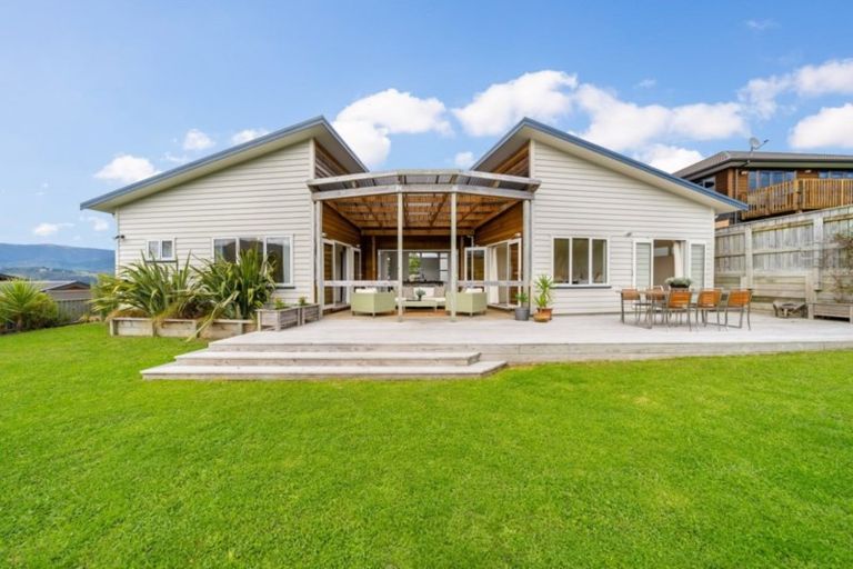 Photo of property in 16 James Nairn Grove, Riverstone Terraces, Upper Hutt, 5018