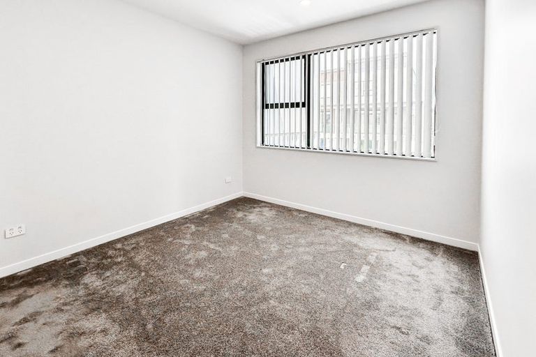 Photo of property in 22 Heketara Way, Massey, Auckland, 0614