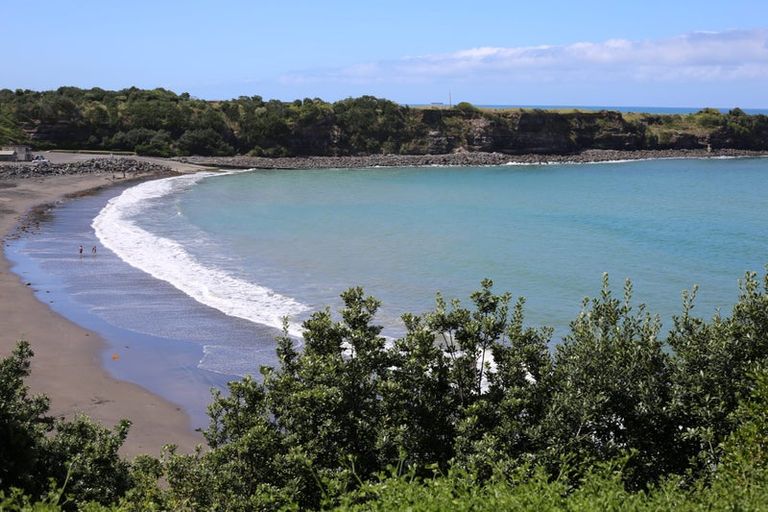 Photo of property in 18 Pohutukawa Drive, Opunake, 4616