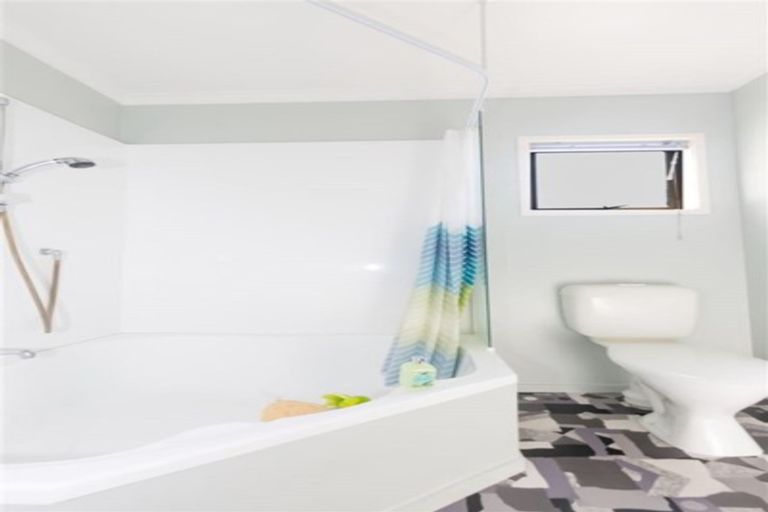 Photo of property in 42 Dress Circle, Newlands, Wellington, 6037