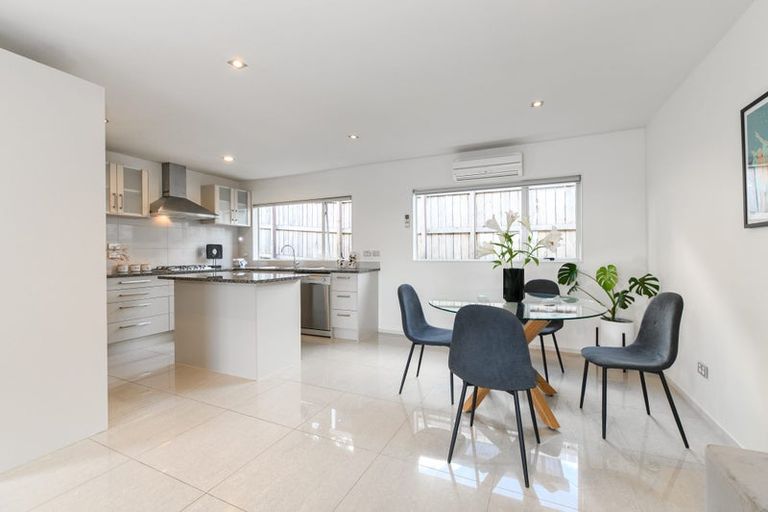 Photo of property in 79a Awaroa Road, Sunnyvale, Auckland, 0612