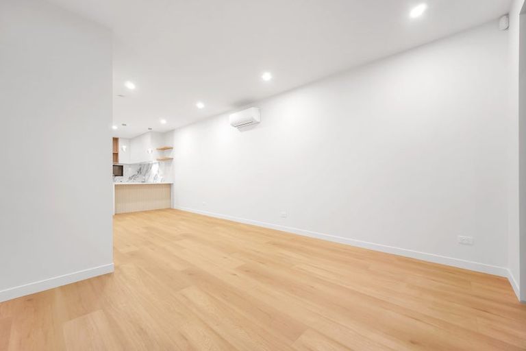 Photo of property in 10 Puihi Crescent, Massey, 0614