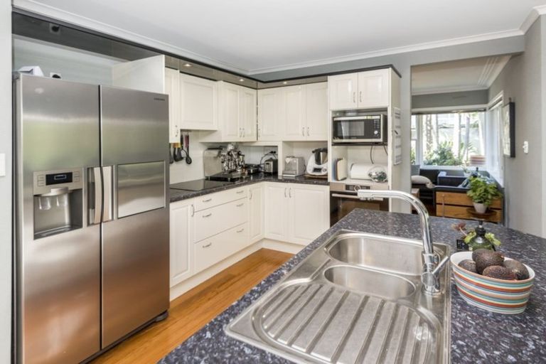 Photo of property in 2 Pleasant Place, Mellons Bay, Auckland, 2014