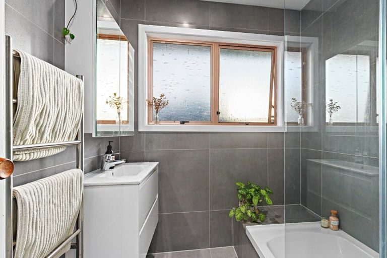 Photo of property in 18 Harbour View Road, Leigh, 0985