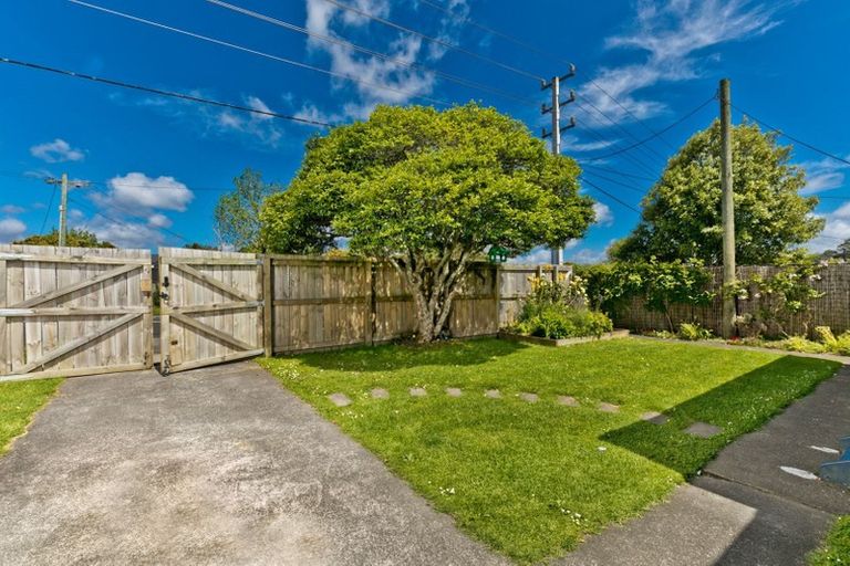 Photo of property in 16 Woodglen Road, Glen Eden, Auckland, 0602