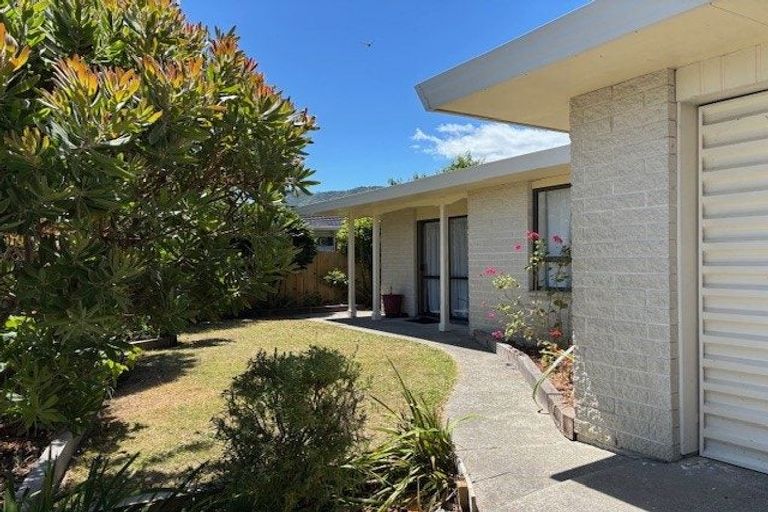 Photo of property in 28 Rewarewa Crescent, Waikanae, 5036
