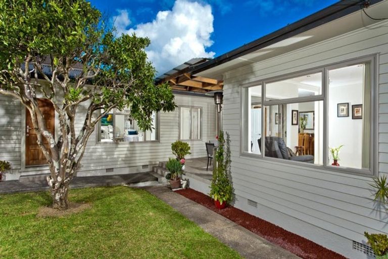 Photo of property in 212 East Coast Road, Forrest Hill, Auckland, 0620