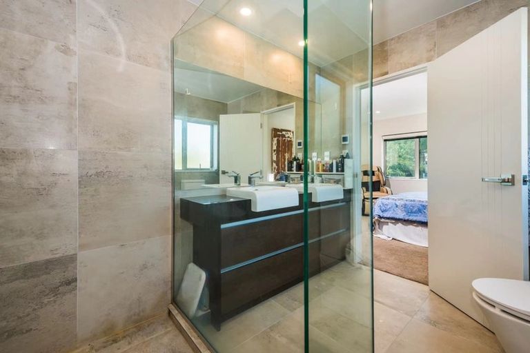 Photo of property in 6a Mchardy Place, Glenfield, Auckland, 0627