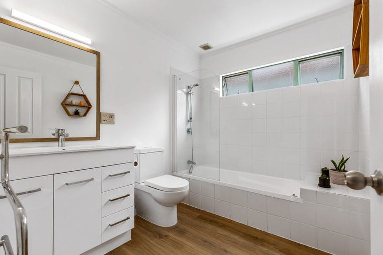 Photo of property in 5 Neta Grove, Henderson, Auckland, 0612