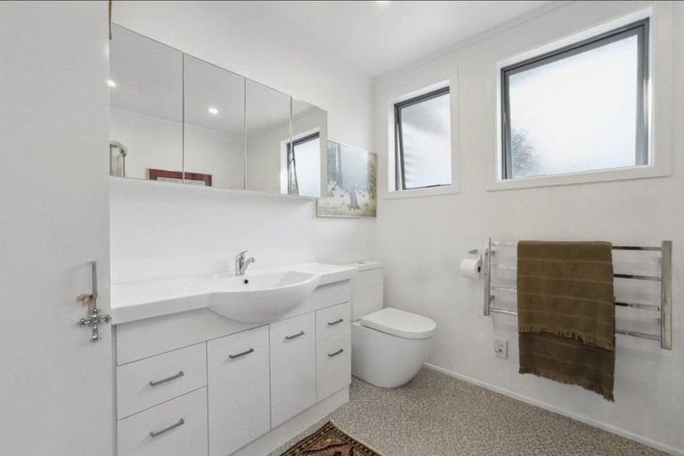 Photo of property in 90 Crawford Avenue, Mangere Bridge, Auckland, 2022