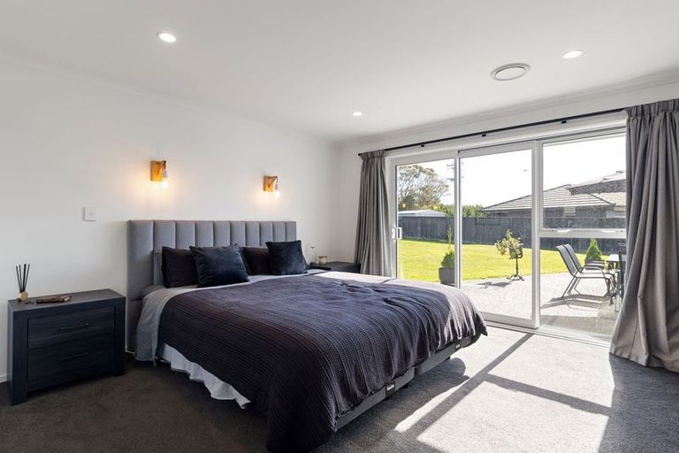 Photo of property in 111 Johnstone Drive, Fitzherbert, Palmerston North, 4410