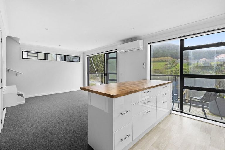 Photo of property in 15 Ara Patukawenga, Tawa, Wellington, 5028