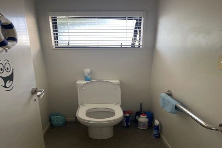 Photo of property in 2/191 Glenfield Road, Hillcrest, Auckland, 0627