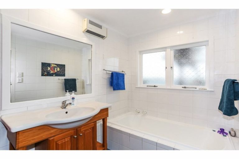 Photo of property in 8 Youngs Road, Papakura, 2110