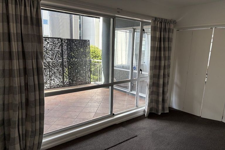 Photo of property in 8 Madeira Lane, Massey, 0614