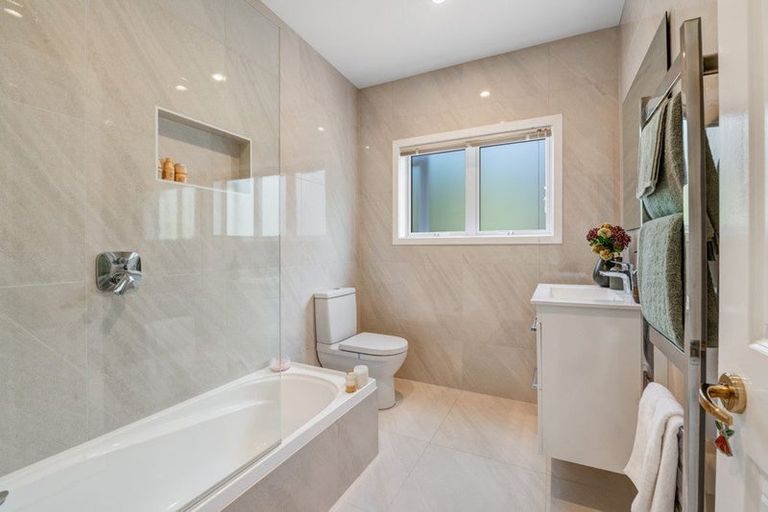 Photo of property in 21 Korotaha Terrace, Rothesay Bay, Auckland, 0630