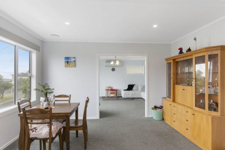 Photo of property in 3 Alder Place, Newlands, Wellington, 6037