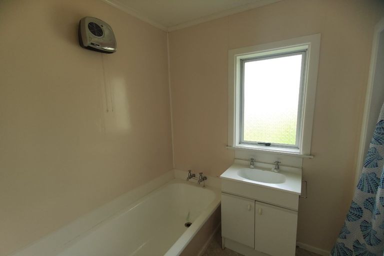 Photo of property in 17 Matipo Road, Te Atatu Peninsula, Auckland, 0610