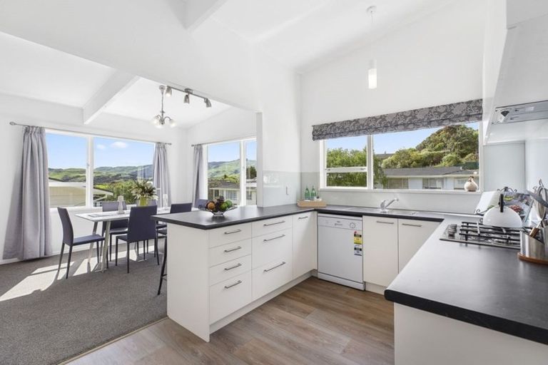 Photo of property in 6 Saint Annes Square, Tawa, Wellington, 5028