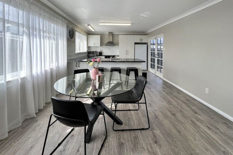 Photo of property in 4 Bristol Crescent, Roslyn, Palmerston North, 4414