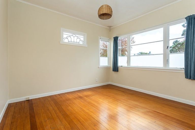 Photo of property in 1060 Great North Road, Point Chevalier, Auckland, 1022