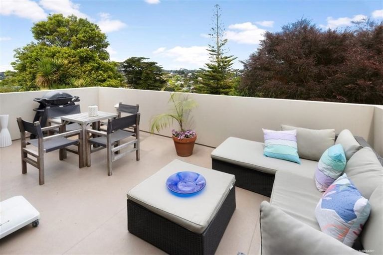 Photo of property in 2/38 Gulf View Road, Murrays Bay, Auckland, 0630