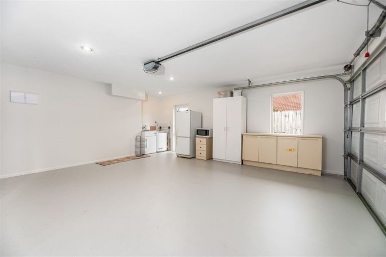 Photo of property in 1c Babich Road, Henderson Valley, Auckland, 0614