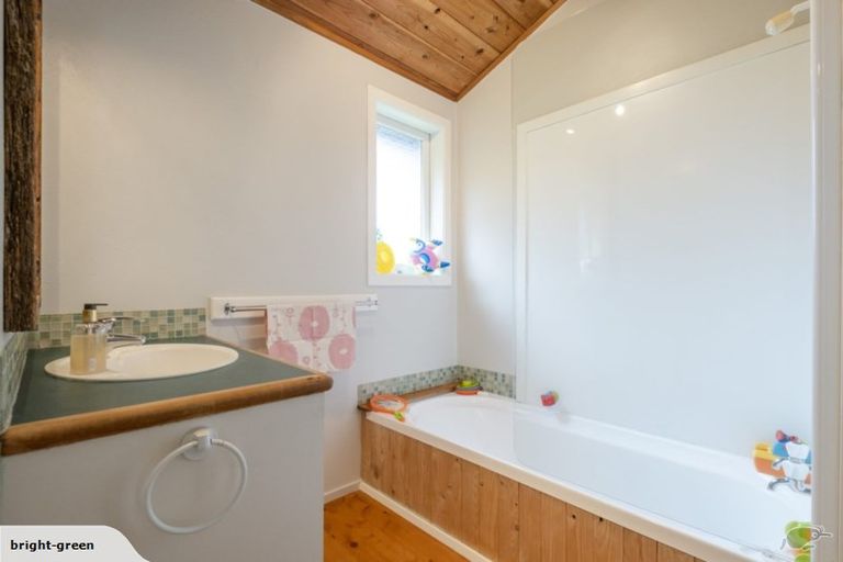 Photo of property in 137 Matipo Road, Te Atatu Peninsula, Auckland, 0610