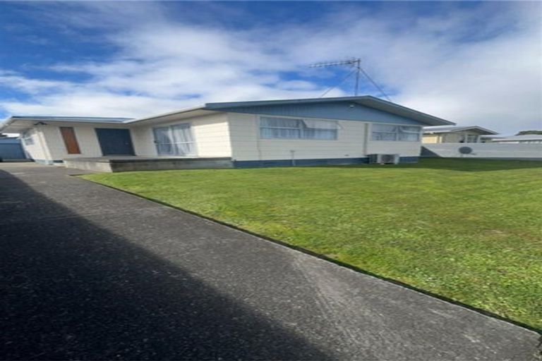 Photo of property in 9 Clutha Place, Westbrook, Palmerston North, 4412