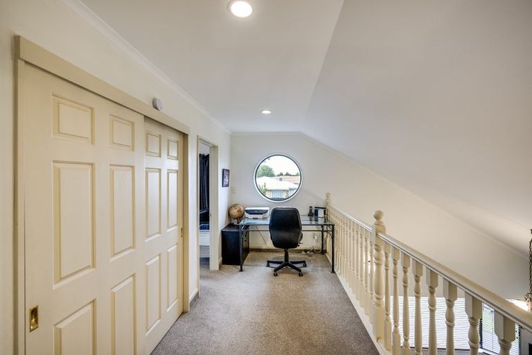 Photo of property in 10 Knightsbridge Place, Taradale, Napier, 4112