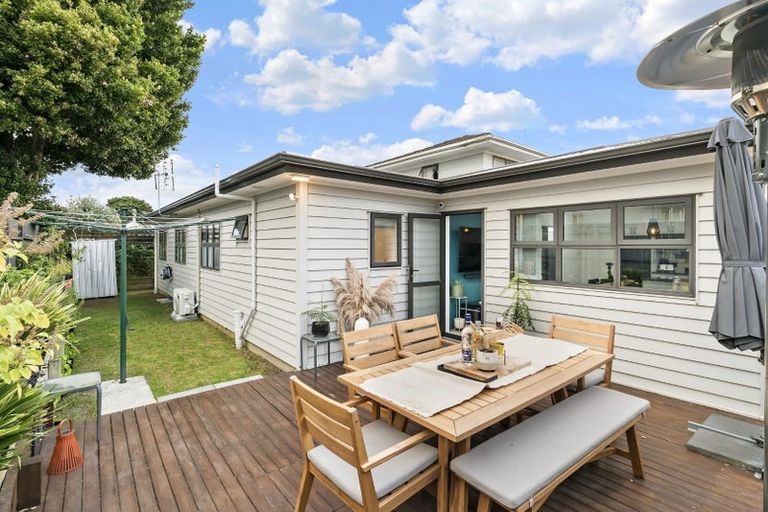 Photo of property in 15a Seaward Place, Wattle Downs, Auckland, 2103