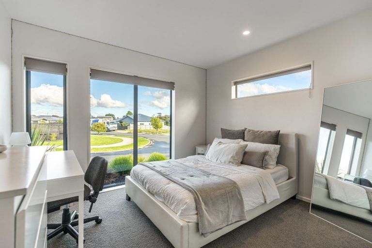 Photo of property in 14 Waikohi Avenue, Glenbrook, 2681