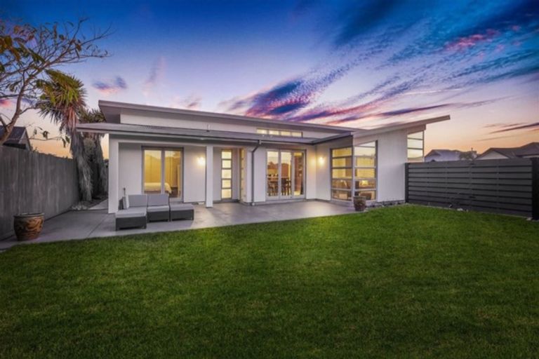 Photo of property in 17 Bottle Lake Drive, Parklands, Christchurch, 8083