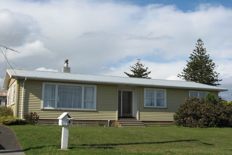 Photo of property in 4 Omori Place, Castlecliff, Whanganui, 4501
