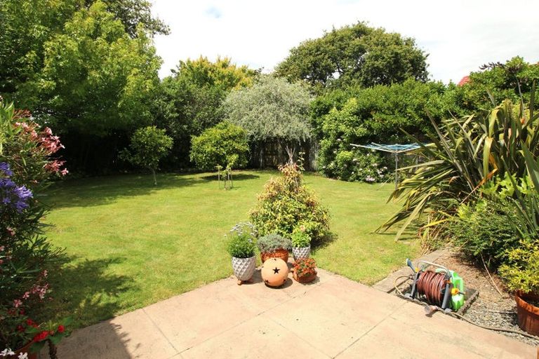 Photo of property in 16 La Lena Grove, Fitzherbert, Palmerston North, 4410